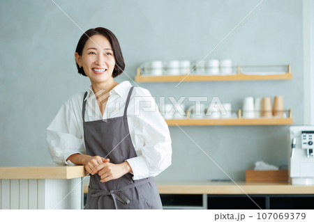 カフェ　女性 107069379