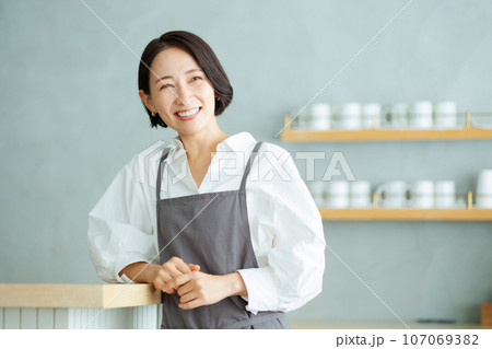 カフェ　女性 107069382