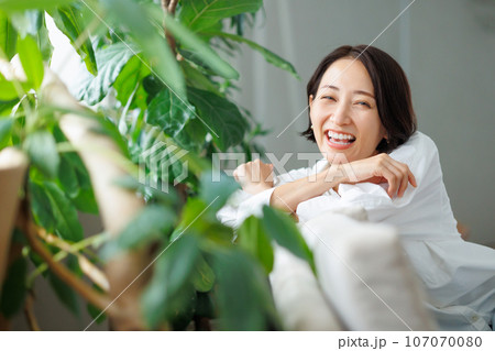女性　ソファ 107070080