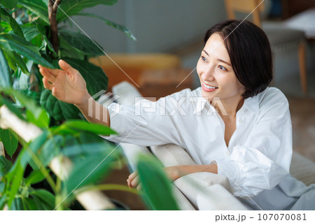 女性 ソファ 女性 ソファ 107070081