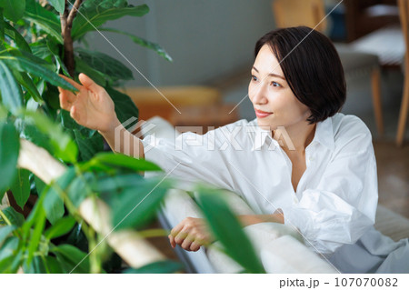 女性　ソファ 107070082