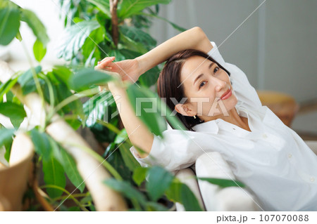 女性　ソファ 107070088