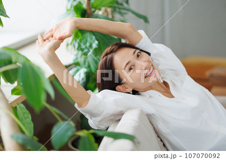 女性　ソファ 107070092
