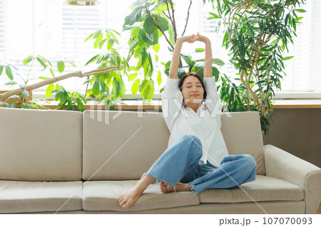 女性　ソファ 107070093