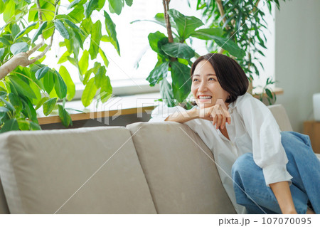 女性　ソファ 107070095