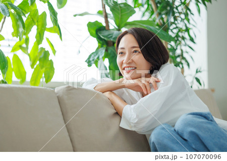 女性 ソファ 女性 ソファ 107070096
