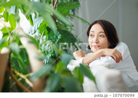 女性　ソファ 107070099