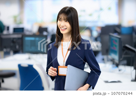 オフィスで働くスーツのビジネスウーマン 107070244