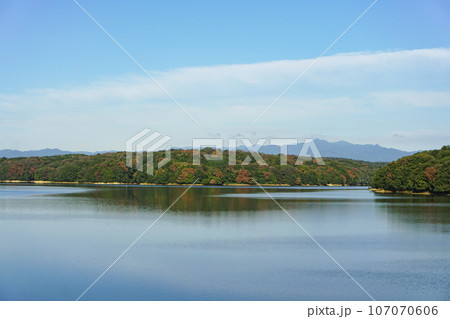 夏の狭山丘陵内の狭山湖堰堤から見る取水塔と湖面 107070606