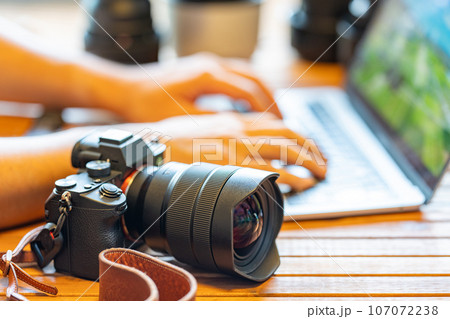 【フォトグラファー】カメラとノートパソコン【デスクワーク】 107072238