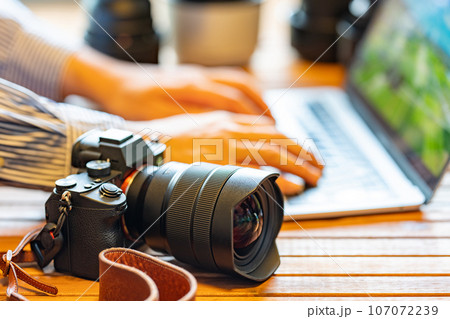 【フォトグラファー】カメラとノートパソコン【デスクワーク】 107072239