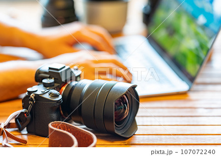【フォトグラファー】カメラとノートパソコン【デスクワーク】 107072240