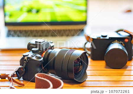 【フォトグラファー】カメラとノートパソコン【デスクワーク】 107072261