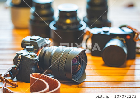 【カメラ】ミラーレス一眼と交換レンズ【フォトグラファー】 107072273