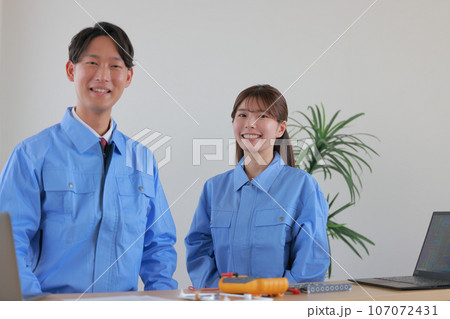 微笑む男女のエンジニア_2 107072431