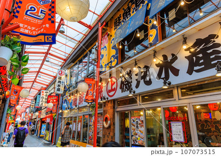埼玉県　さいたま市　JR大宮駅東口にある すずらん通り 107073515