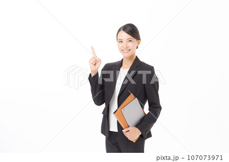 指をさす笑顔のビジネスウーマン 107073971