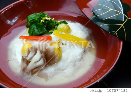 料亭で出される日本料理　かぶら蒸しの銀餡掛け 107074182