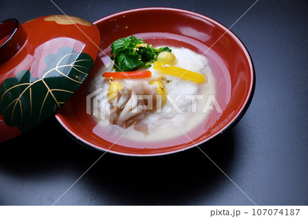 料亭で出される日本料理　かぶら蒸しの銀餡掛け 107074187