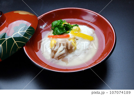 料亭で出される日本料理　かぶら蒸しの銀餡掛け 107074189