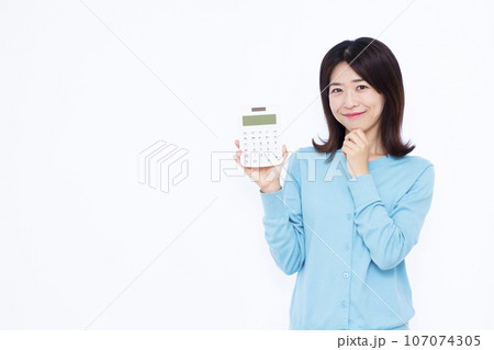 白い背景の前で電卓を持ち考えている30代の女性 107074305