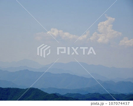 夏の入道雲と山脈 夏の入道雲と山脈 107074437