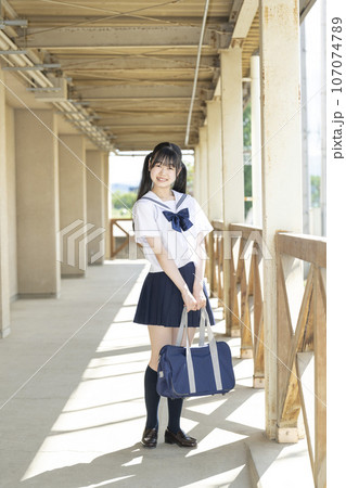 学校に登校する女子生徒 学校に登校する女子生徒 107074789