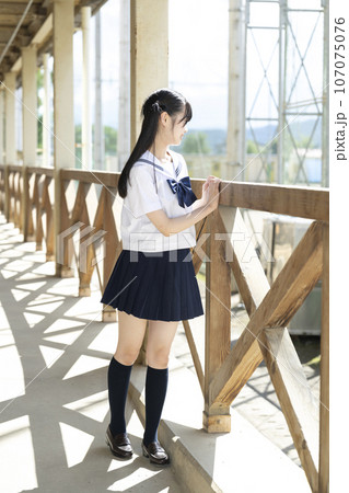 学校の校舎と女子生徒 学校の校舎と女子生徒 107075076
