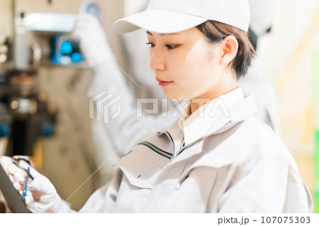 製造工程を管理する女性社員 製造工程を管理する女性社員 107075303