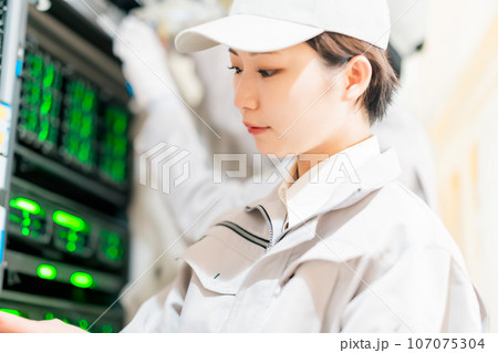 サーバーのメンテナンスをする女性IT管理者 サーバーのメンテナンスをする女性IT管理者 107075304
