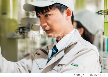 工場の製造設備をメンテナンスをする男性エンジニア 工場の製造設備をメンテナンスをする男性エンジニア 107075306