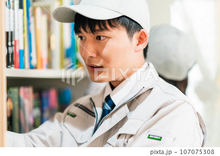 部屋の整理をする女性スタッフ 部屋の整理をする女性スタッフ 107075308