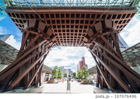 【石川県】金沢駅東口に立つ鼓門 107076486