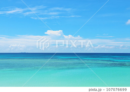 沖縄　波照間島　青空と青い海 107076699