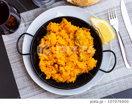 Traditional Spanish paella with seafood and chicken. 107076800