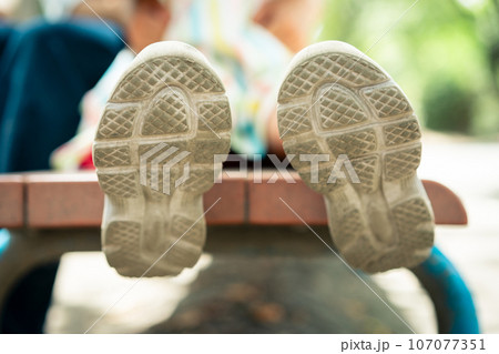 子供のスニーカーのアウトソール 107077351