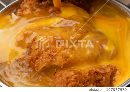 かつ丼 煮る かつ丼 煮る 107077970