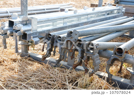 設営を待つ単管パイプたち 107078024