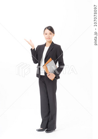 スーツ女性の全身写真 スーツ女性の全身写真 107078097