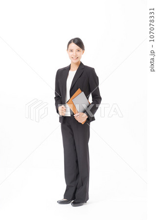 スーツ女性の全身写真 107078331