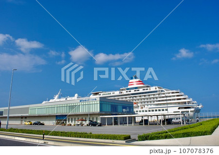 境夢港ターミナルに停泊する豪華客船 飛鳥II 境夢港ターミナルに停泊する豪華客船 飛鳥II 107078376