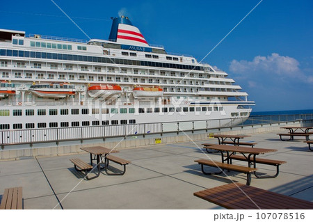 境夢港ターミナルに停泊する豪華客船　飛鳥II 107078516
