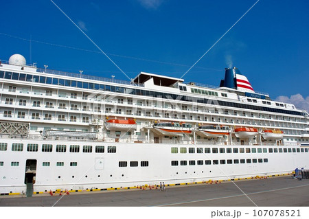 境夢港ターミナルに停泊する豪華客船　飛鳥II 107078521