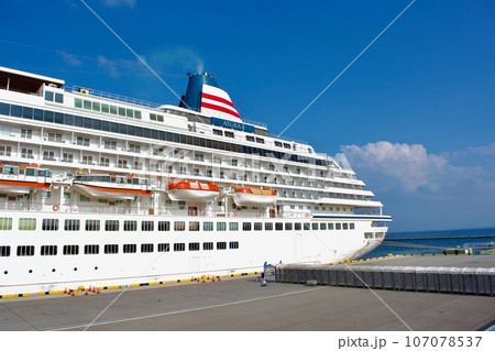 境夢港ターミナルに停泊する豪華客船　飛鳥II 107078537