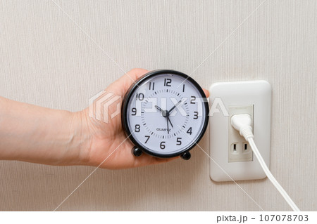 【時間と電気をイメージする主婦】 107078703