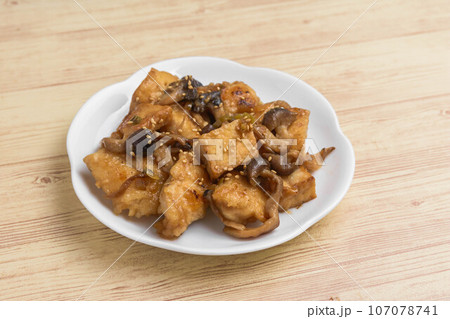 鶏肉と厚揚げとキノコのオイスターソース炒め 鶏肉と厚揚げとキノコのオイスターソース炒め 107078741