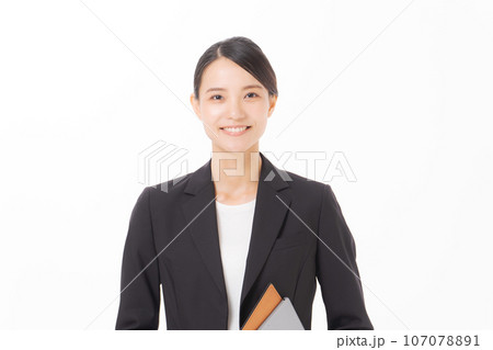 ファイルを持った笑顔のビジネスウーマン 107078891