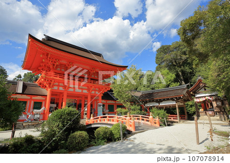 京都 上賀茂神社 青空に映える楼門 京都 上賀茂神社 青空に映える楼門 107078914