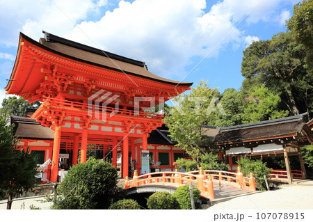 京都　上賀茂神社　青空に映える楼門 107078915