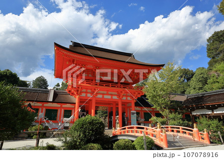 京都 上賀茂神社 青空に映える楼門 京都 上賀茂神社 青空に映える楼門 107078916